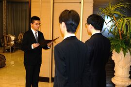 王佑恩閣下（左1）於内閣任命式