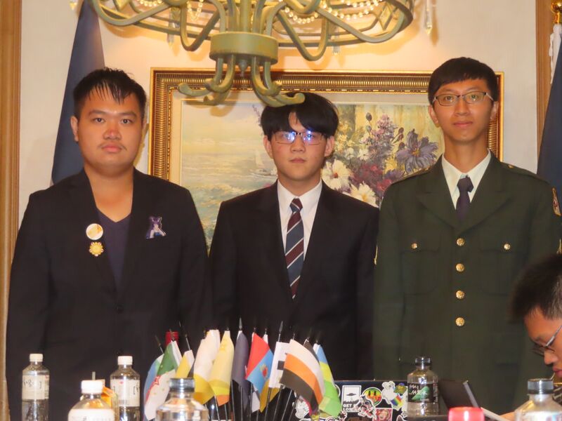 檔案:Baijanian President Bai Tingwei takes a photo with TMA S-G Tsai Yizhen and Head of State of Huajianstan Li Wenzhen 2023.jpg