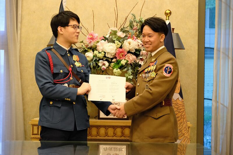 檔案:PM in Uniform.jpeg